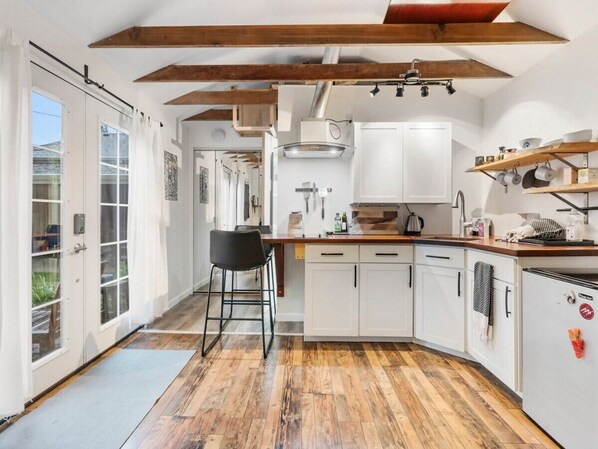 Microwave, stovetop, dishwasher, coffee/tea maker