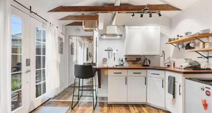 Monthly Rental - The Artist`s Garden - Tiny Studio Cottage