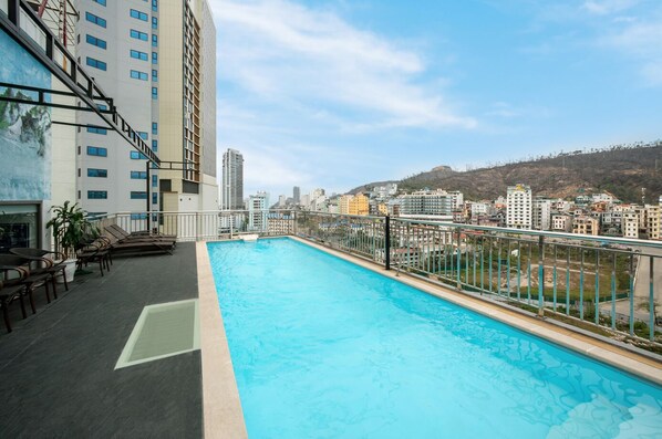 Hồ bơi ngoài trời