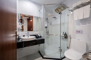 Familiekamer | Badkamer | Een douche, een haardroger, badjassen, pantoffels