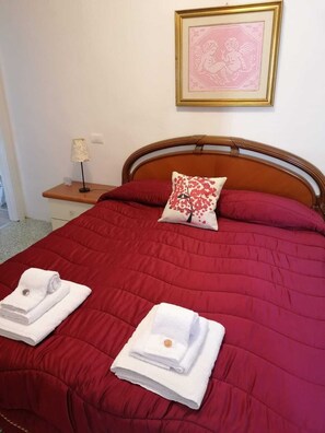 1 bedroom, desk, free WiFi, bed sheets