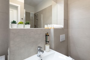 Shower, free toiletries