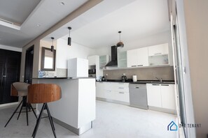 Frigorifero, forno, piano cottura, lavastoviglie