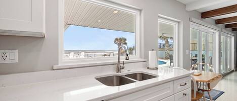 المنشأة من الداخل