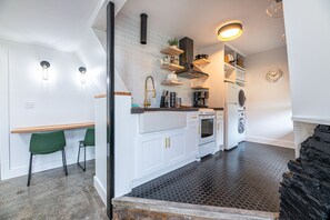 Kjøleskap, mikrobølgeovn, ovn og kokeplater