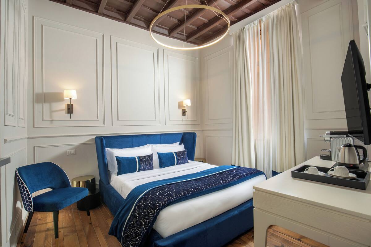 Superior Room | Minibar, in-room safe, desk, laptop workspace