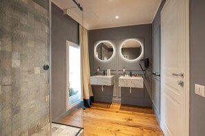 Junior Suite | Bathroom | Shower, rainfall showerhead, hair dryer, bidet - Campo di Marte (Rome)