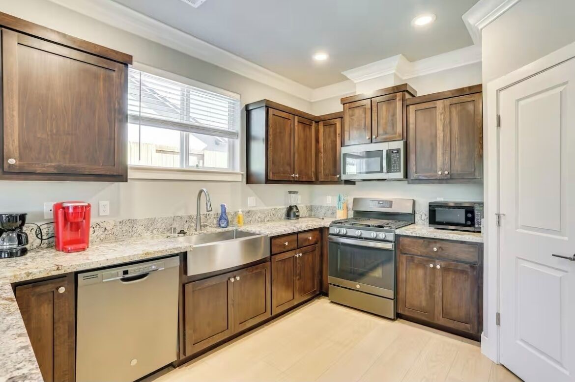 Microondas, horno, parrilla de estufa y lavavajillas 