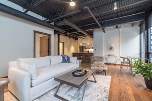 TV connectée, chaîne hi-fi, espaces bureaux