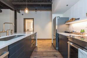 Kjøleskap, mikrobølgeovn, ovn og kokeplater