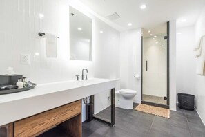 Sèche-cheveux, serviettes fournies