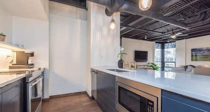 This serviced apartment is a 1 bedroom(s), 1 bathrooms, located in Lexington, KY.