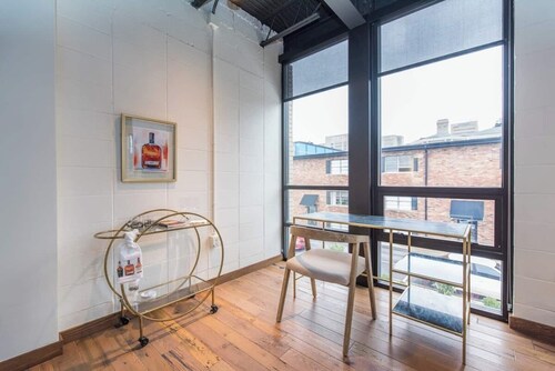 This serviced apartment is a 1 bedroom(s), 1 bathrooms, located in Lexington, KY.