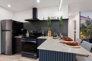 Refrigerador, microondas, horno y parrilla de estufa 