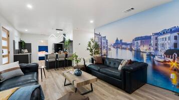 TV connectée, table de tennis de table, écrans d'ordinateur