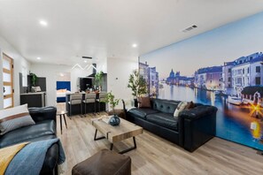 Smart TV, tenis de mesa y monitor de computadora 