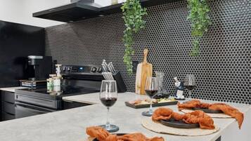 Réfrigérateur, micro-ondes, four, plaque de cuisson