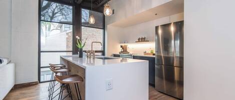 Kühlschrank, Mikrowelle, Ofen, Herdplatte