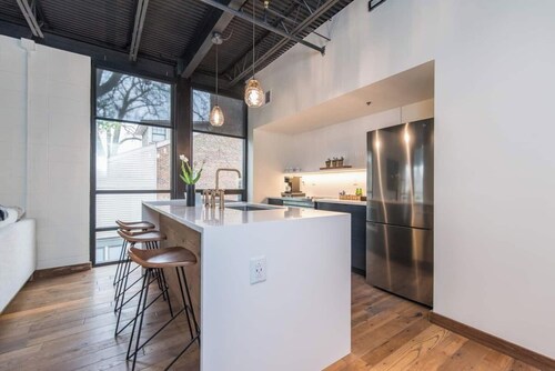 This serviced apartment is a 2 bedroom(s), 2 bathrooms, located in Lexington, KY.