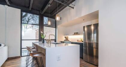 This serviced apartment is a 2 bedroom(s), 2 bathrooms, located in Lexington, KY.