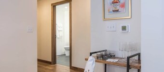 This serviced apartment is a 2 bedroom(s), 2 bathrooms, located in Lexington, KY.