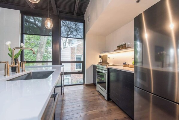 Réfrigérateur, four à micro-ondes, un four, surface de cuisson