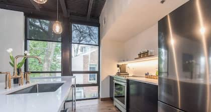 This serviced apartment is a 2 bedroom(s), 2 bathrooms, located in Lexington, KY.