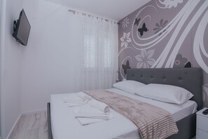 6 makuuhuonetta, tallelokero huoneessa, silitysrauta/-lauta
