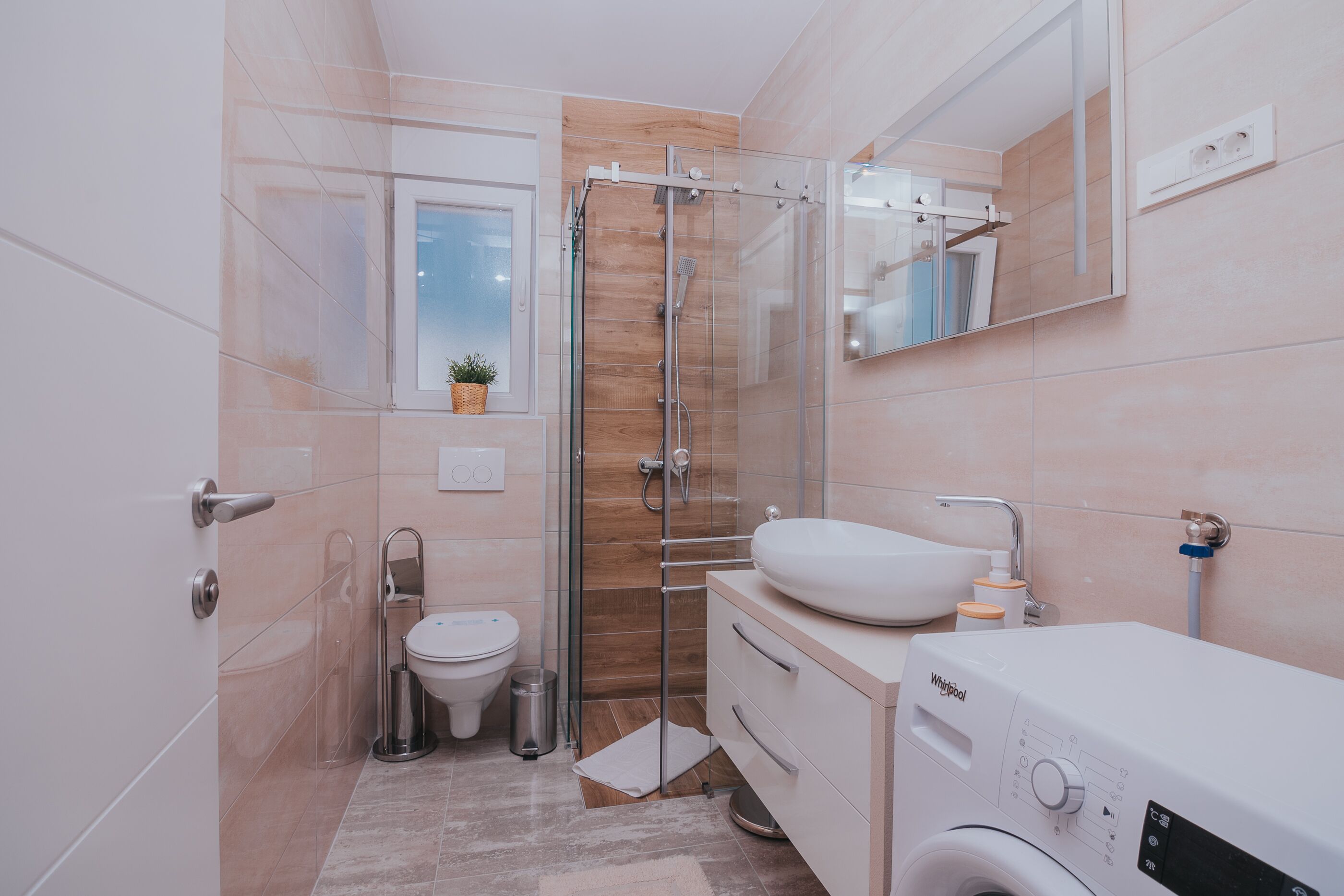Dusche, Haartrockner, Handtücher, Toilettenpapier