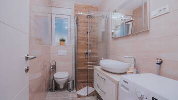 Dusche, Haartrockner, Handtücher, Toilettenpapier