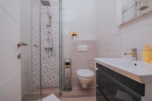 Suihku, hiustenkuivaaja, pyyhkeet, vessapaperi