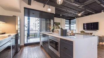 Geladeira, micro-ondas, fogão, cooktop