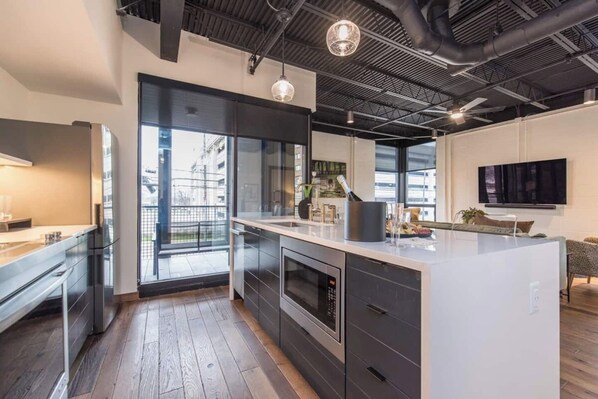 Fridge, microwave, oven, stovetop - This serviced apartment is a 2 bedroom(s), 2 bathrooms, located in Lexington, KY. (Lexington)