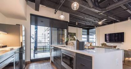 This serviced apartment is a 2 bedroom(s), 2 bathrooms, located in Lexington, KY.