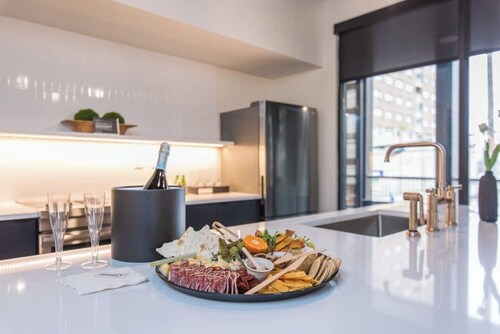 This serviced apartment is a 2 bedroom(s), 2 bathrooms, located in Lexington, KY.