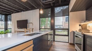 Coffee/tea maker, fridge, microwave, oven - This serviced apartment is a 2 bedroom(s), 2 bathrooms, located in Lexington, KY. (Lexington)