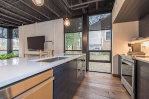 Coffee/tea maker, fridge, microwave, oven - This serviced apartment is a 2 bedroom(s), 2 bathrooms, located in Lexington, KY. (Lexington)