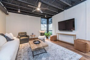 TV, stereo, offices - This serviced apartment is a 2 bedroom(s), 2 bathrooms, located in Lexington, KY. (Lexington)