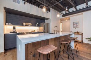 Coffee/tea maker, fridge, microwave, oven - This serviced apartment is a 2 bedroom(s), 2 bathrooms, located in Lexington, KY. (Lexington)