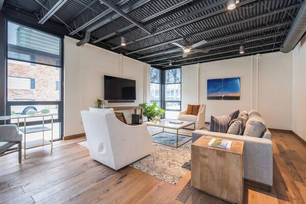 تلفزيون، ستيريو، مكتب