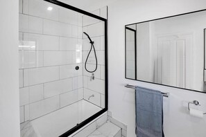 Douche, serviettes fournies