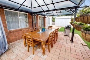 Outdoor dining - Looking for a peaceful, relaxing getaway? (Paynesville)