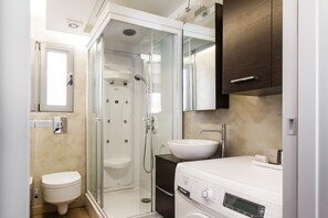 Standard-Apartment | Badezimmer | Dusche, kostenlose Toilettenartikel, Haartrockner, Handtücher