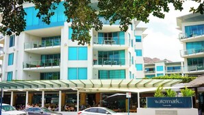 Een modern gebouw met een bord waarop 'Watermark Townsville' staat.