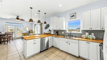 Comfort House, 3 Bedrooms, Non Smoking, Balcony | Private kitchen | Fridge, microwave, oven, stovetop