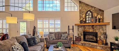 TV connectée, cheminée, console de jeux vidéo, baby-foot