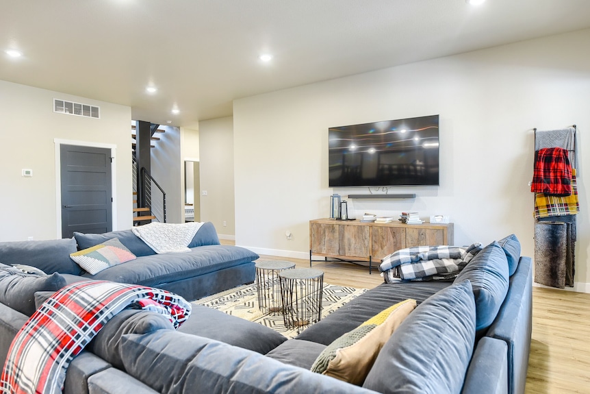 Luxurious One-of-a-kind 4900+ Sq. Ft. Access To Clubhouse Pools! Parking! - Lead, SD