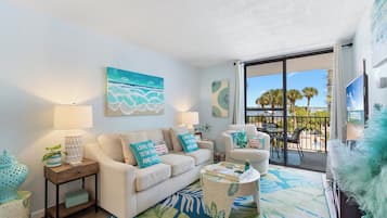 Appart'hôtel Signature, 2 chambres, balcon, vue piscine | Salle de séjour | TV connectée de 55 pouces avec chaînes par câble, télévision