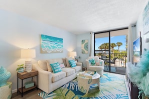 Condo com design assinado, 2 quartos, sacada, vista para a piscina | Sala de estar | Smart TV 55 polegadas com canais a cabo, TV