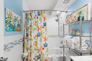 Signature-Apartment, 2 Schlafzimmer, Balkon, Poolblick | Badezimmer | Kostenlose Toilettenartikel, Handtücher, Seife, Shampoo